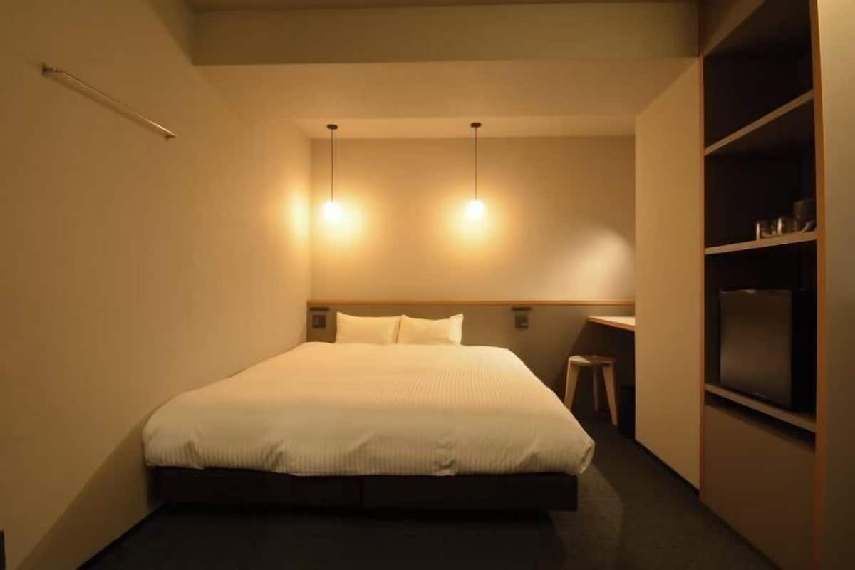 ノートパソコン用作業スペース、アイロン / アイロン台、WiFi (無料)、ベッドシーツ