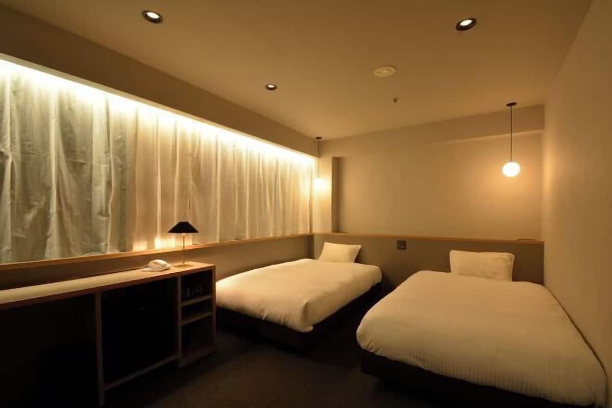 ノートパソコン用作業スペース、アイロン / アイロン台、WiFi (無料)、ベッドシーツ