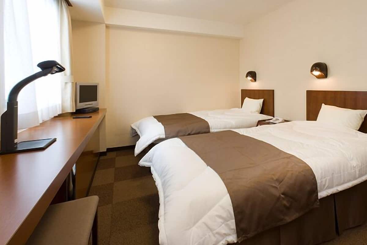 Een laptopwerkplek, een strijkplank/strijkijzer, gratis wifi, beddengoed