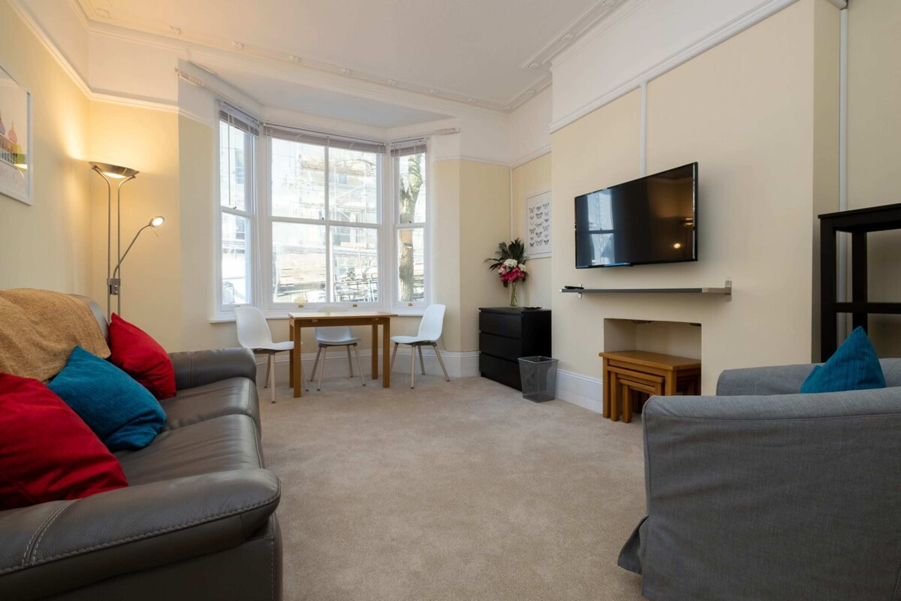 Bright City Centre Flat With Sea 2 Mins Away