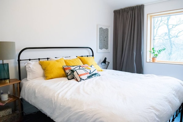 Room - Stunning Canal Side 3 Bedroom House in East London (London)