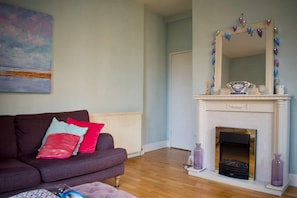 Appartement (2 Bedrooms) | Salle de séjour | Télévision de 20 pouces avec chaßnes numériques, cheminée