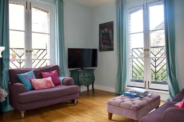 Appartement (2 Bedrooms) | Salle de séjour | Télévision de 20 pouces avec chaßnes numériques, cheminée