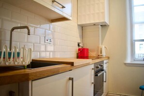 Appartement (2 Bedrooms) | Cuisine privée | Réfrigérateur, four, plaque de cuisson, grille-pain