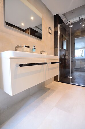 Appartement | Salle de bain | Douche, séchoir à cheveux, serviettes fournies, shampooing