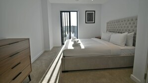 2 bedrooms, iron/ironing board, WiFi (free), bed sheets - Modern 2 Bedroom Apartment in Green Gate (Salford)
