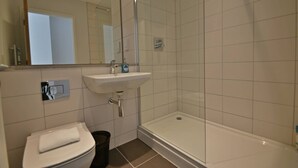 Shower, hair dryer - Modern 2 Bedroom Apartment in Green Gate (Salford)