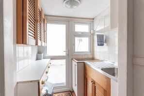 Dishwasher, cookware/dishes/utensils - Bright and Cosy 1 Bedroom Flat Close To Marina (Brighton)