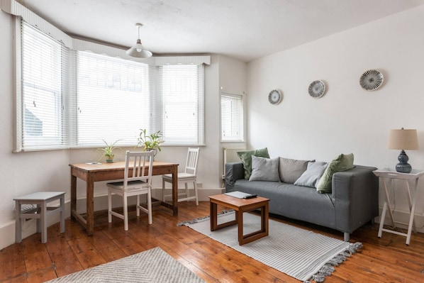 Living area - Bright and Cosy 1 Bedroom Flat Close To Marina (Brighton)