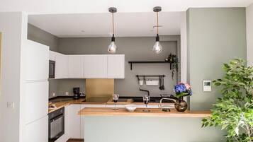 Fridge, microwave, oven, stovetop