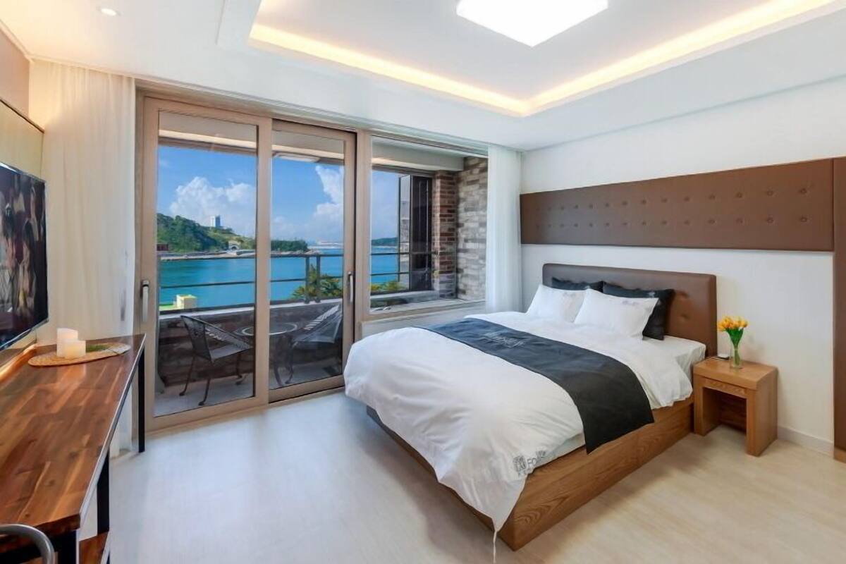 Kamar Double atau Twin Standar | Seprai premium, selimut bulu angsa, dan didekorasi berbeda-beda