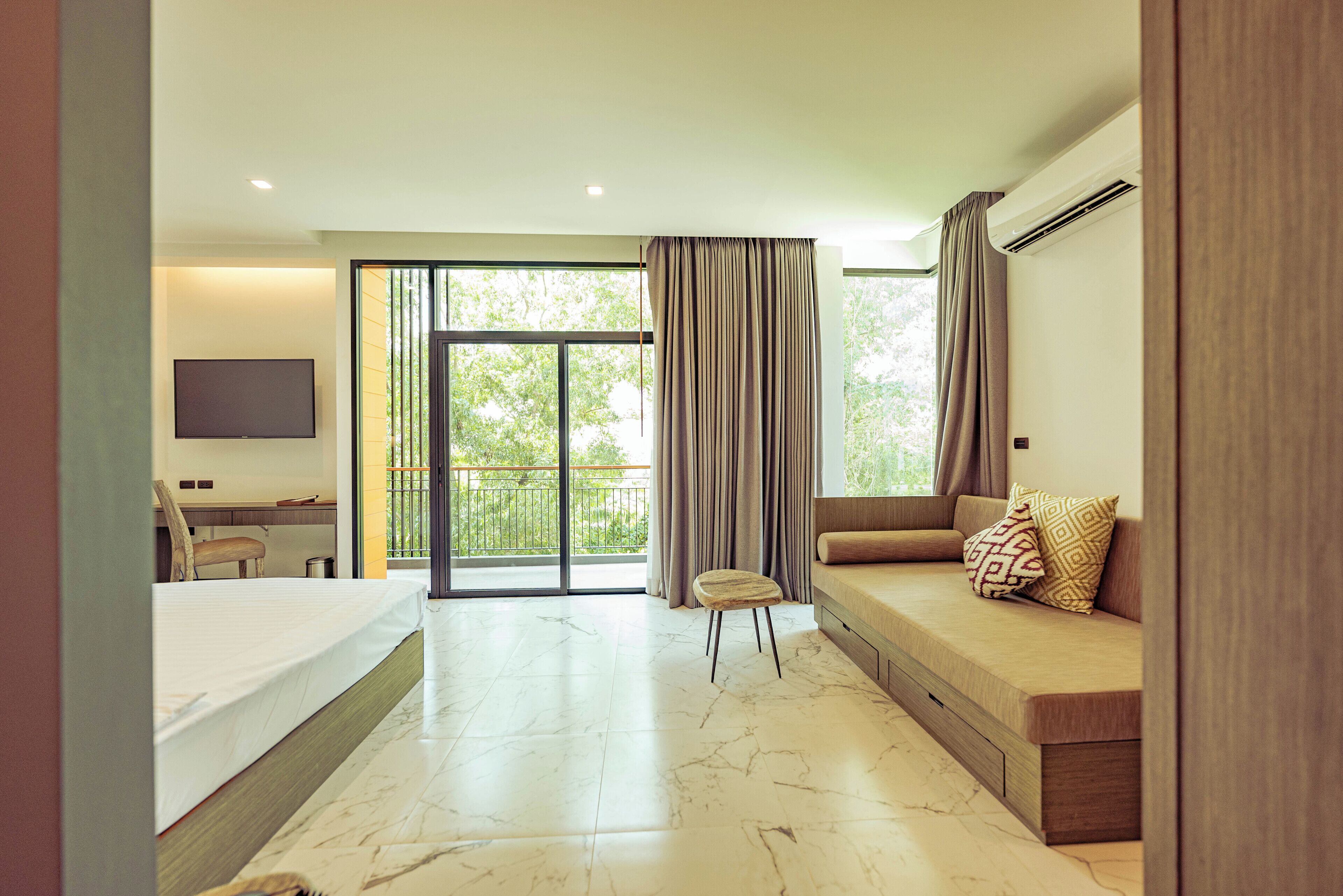 Corner Room | In-room safe, desk, free WiFi
