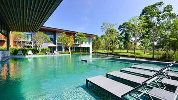 Una piscina al aire libre