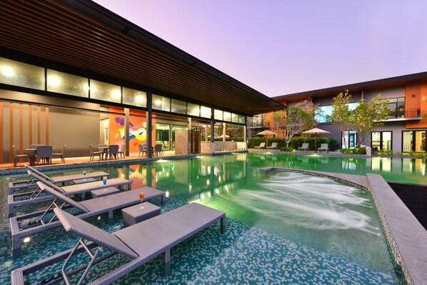 Una piscina al aire libre