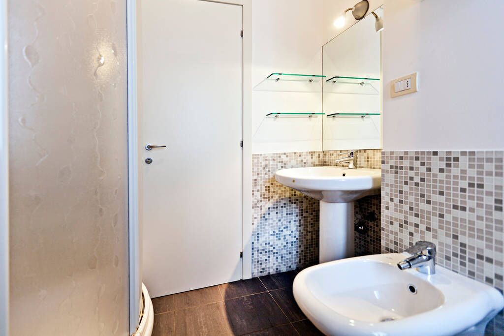 Dusche, Bidet, Handtücher, Shampoo