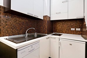 Jääkaappi, liesi, astianpesukone, kahvin-/teenkeitin