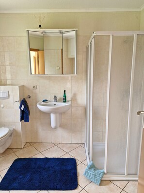 Shower, towels, soap, toilet paper - Ferienwohnung Dück, Deutschland (Putbus)