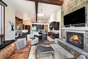 TV, fireplace, video games, music library - Paradise at Shock Hill - Unrivaled views, Gondola access & Private Hot Tub (Breckenridge)
