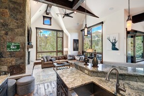 Interior - Paradise at Shock Hill - Unrivaled views, Gondola access & Private Hot Tub (Breckenridge)