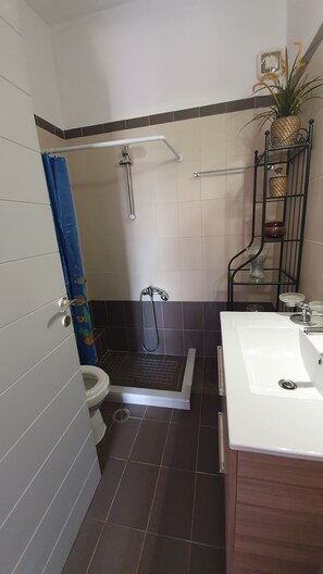 Apartment | Bathroom - TK1 George Apartments by the Airport (Markopoulo Mesogaias)