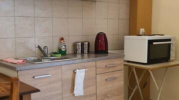 Apartamento, 1 quarto | Cozinha privada | Geladeira, cafeteira/chaleira, chaleira elétrica