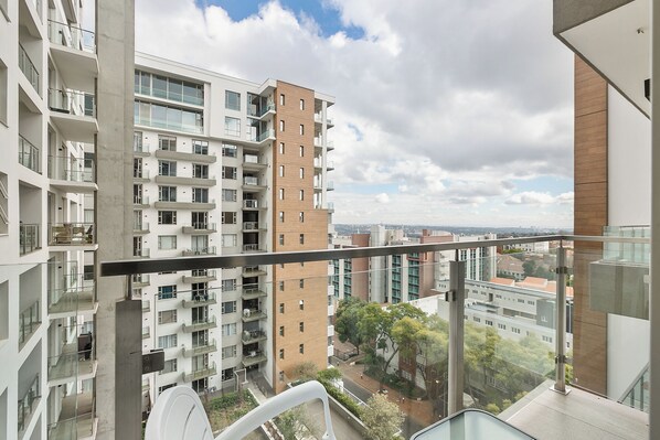 A high-rise building with multiple balconies and a glass railing. - Easy Stay - The Tyrwhitt (Johannesburg)