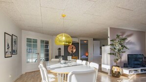 En moderne stue med spiseområde, køkken og soveværelse.