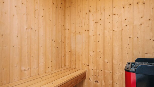 A sauna room with wooden walls and a bench. - 5 Star Holiday Home in Blavand (Blavand)