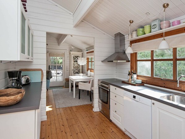 Coffee/tea maker, fridge, stovetop, dishwasher - Cozy Holiday Home in Hals With Sea Nearby (Fano)