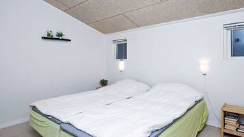 4 bedrooms, cribs/infant beds