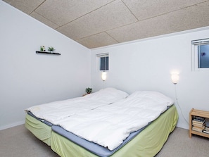 4 bedrooms, cribs/infant beds