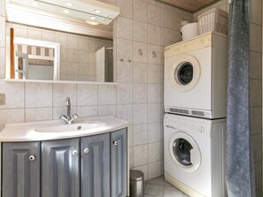 Bathroom - 8 Person Holiday Home in Blavand (Blavand)