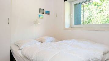 4 bedrooms, cribs/infant beds