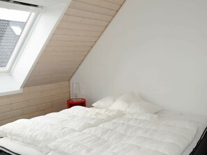 3 bedrooms, cribs/infant beds