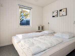 3 bedrooms, cribs/infant beds