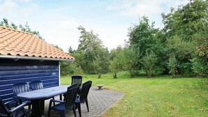 Outdoor dining - Luxurious Holiday Home in Fjerritslev With Sauna (Fjerritslev)