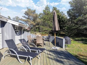 A deck with lounge chairs and a barbecue grill. - 4 Star Holiday Home in Albaek (Aalbaek)