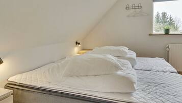 2 bedrooms, cribs/infant beds