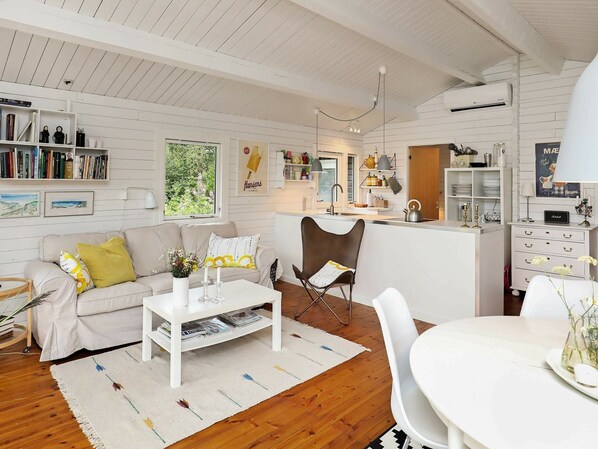 Dining - Comfortable Holiday Home in Ålbæk With Barbecue (Jerup)