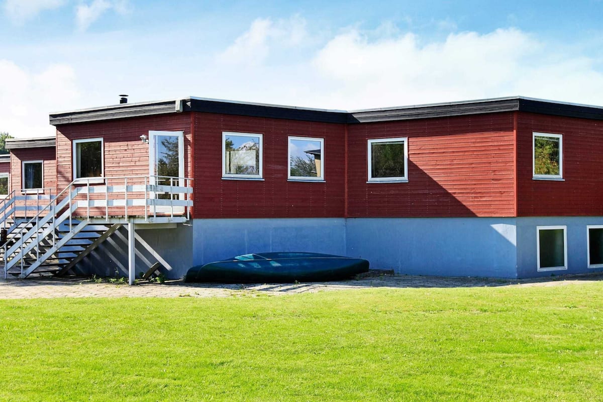Un bâtiment rouge et blanc avec un escalier menant à une terrasse.