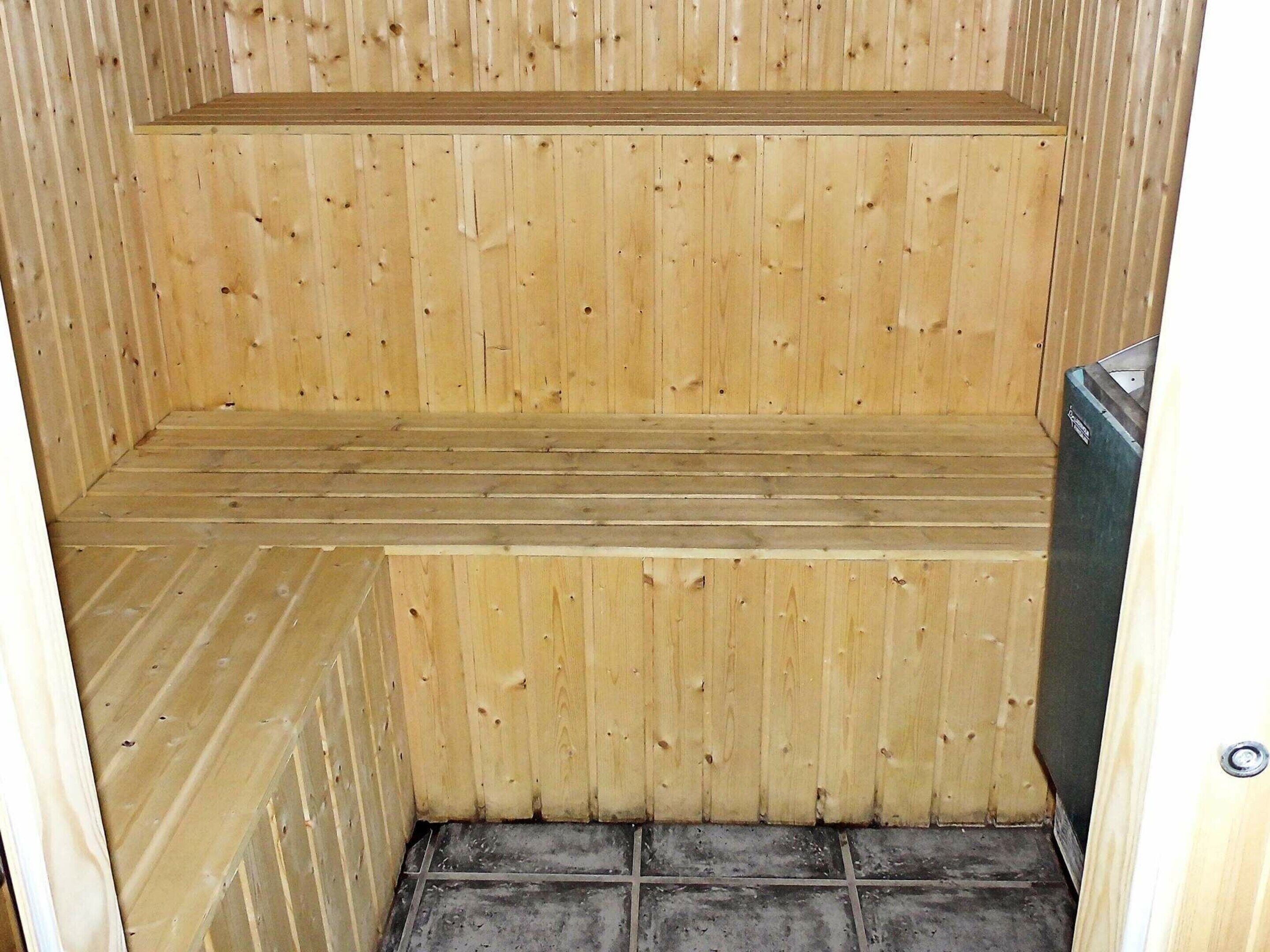 Una sauna amb parets i bancs de fusta.