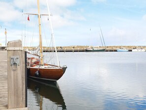 En träbrygga med en båt förtöjd vid piren.