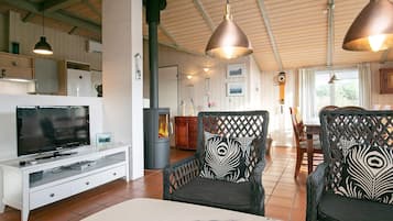 4 bedrooms, cots/infant beds