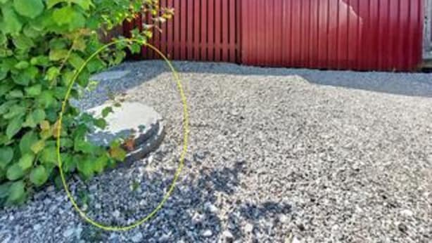 A gravel driveway leading to a red building with a window. - 4 Star Holiday Home in Karrebaeksminde (Karrebæksminde)