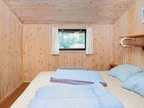 3 bedrooms, cribs/infant beds