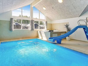 Casa | Piscina | Una piscina cubierta, una piscina al aire libre