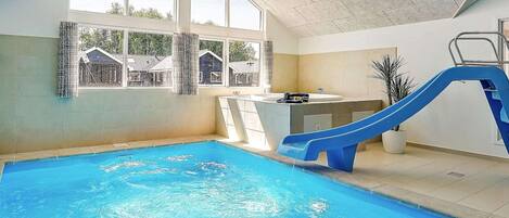 Una piscina techada, una piscina al aire libre