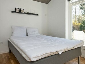 4 bedrooms, cribs/infant beds