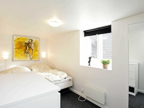 2 bedrooms, cribs/infant beds