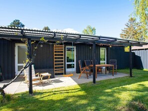 Balcony - Rustic Holiday Home in Fårevejle near Beach (Faarevejle)